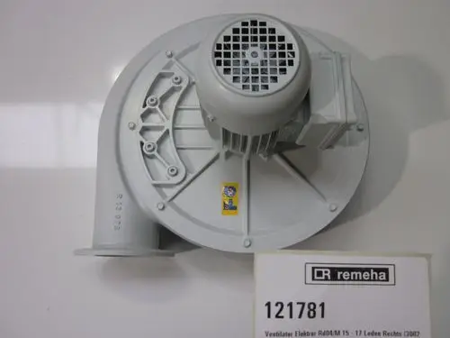 Remeha Gebläse in Graufarbe, mit einem motorisierten Lüfter und einem Anschluss. Der Boden ist flach und weist Befestigungslöcher auf.